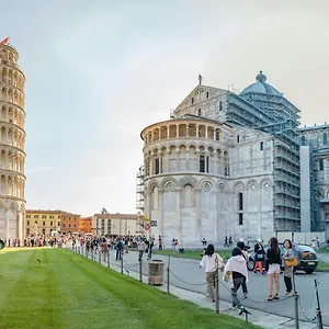 A Due Passi Dai Miracoli , Pisa Italia